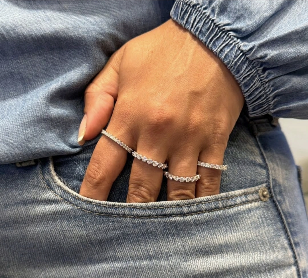 Anéis prateados com pedras delicadas