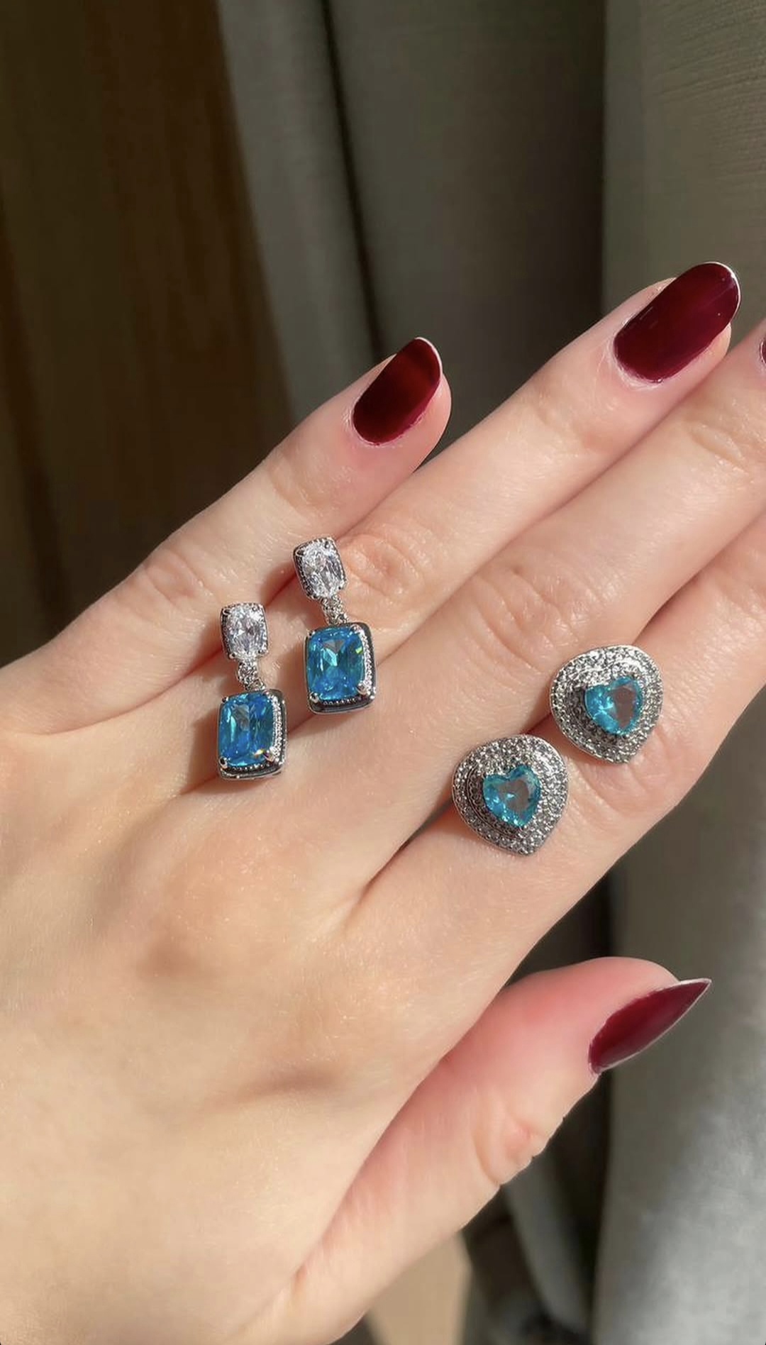 Brincos com pedra azul e brilho em prata