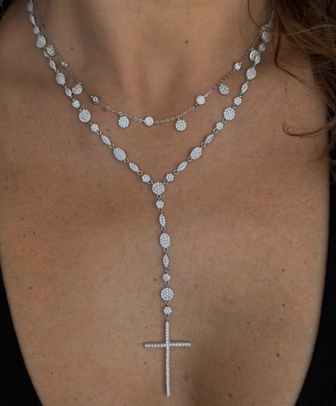 Colar prateado com crucifixo cravejado